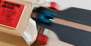 Verpacken von waren in Paket