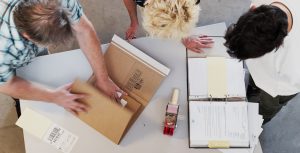 Verpacken von Waren